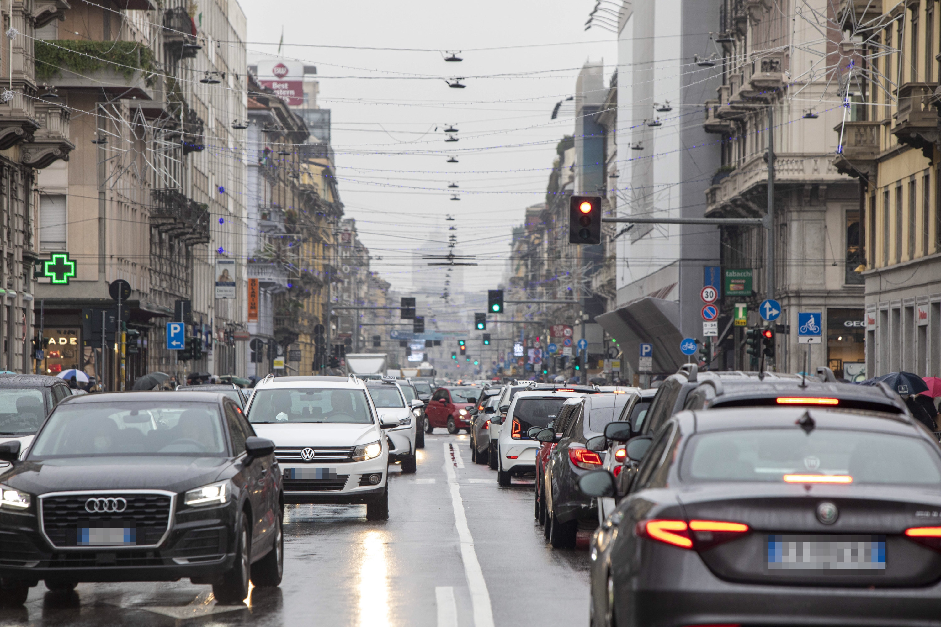 Viabilità a Milano: stop alle auto nel Quadrilatero, sosta limitata dentro ai Bastioni e Area C anche nel fine settimana