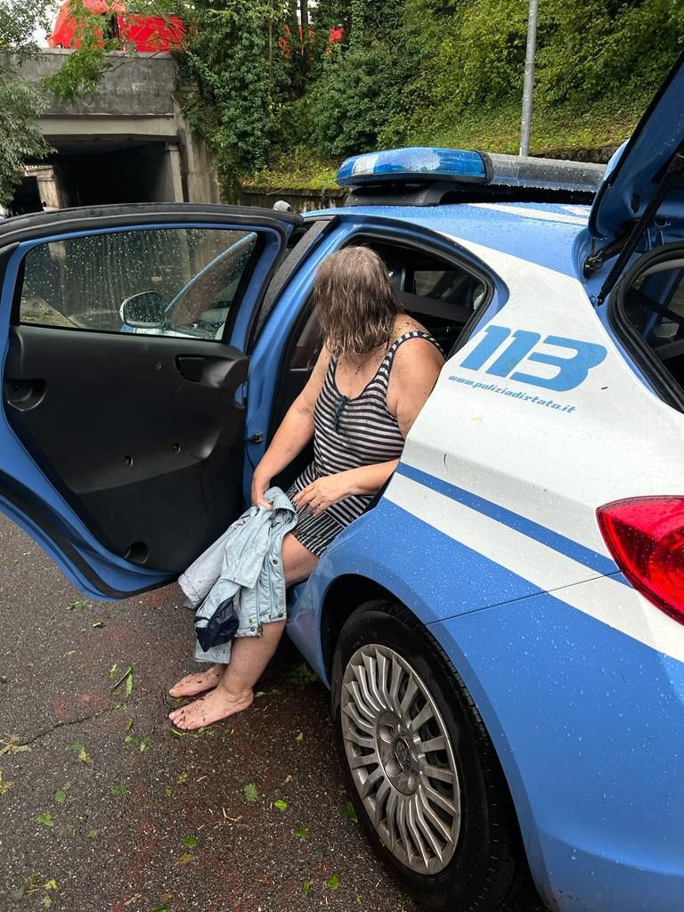 Maltempo a Milano e in Brianza: albero travolge auto con una famiglia.  Morta una donna. In 150 bloccati su un treno