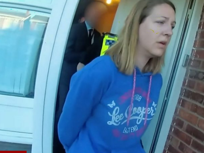 Lucy Letby, un’infermiera di 33 anni, è stata condannata per l’omicidio di sette neonati e per aver tentato di ucciderne altri sei. La donna avrebbe assassinato cinque maschi e due femmine nel periodo in cui lavorava presso il Countess of Chester Hospital nel nord-ovest dell’Inghilterra tra il 2015 e il 2016. È stata accusata di aver fatto del male ai neonati in modo deliberato e con diversi metodi, iniettando aria nelle loro vene, somministrando aria o latte nei loro stomaci attraverso sondini, interferendo con i tubi respiratori o avvelenandoli con l’insulina. La donna ha sempre respinto le accuse. L’infermiera era stata arrestata il 3 luglio.