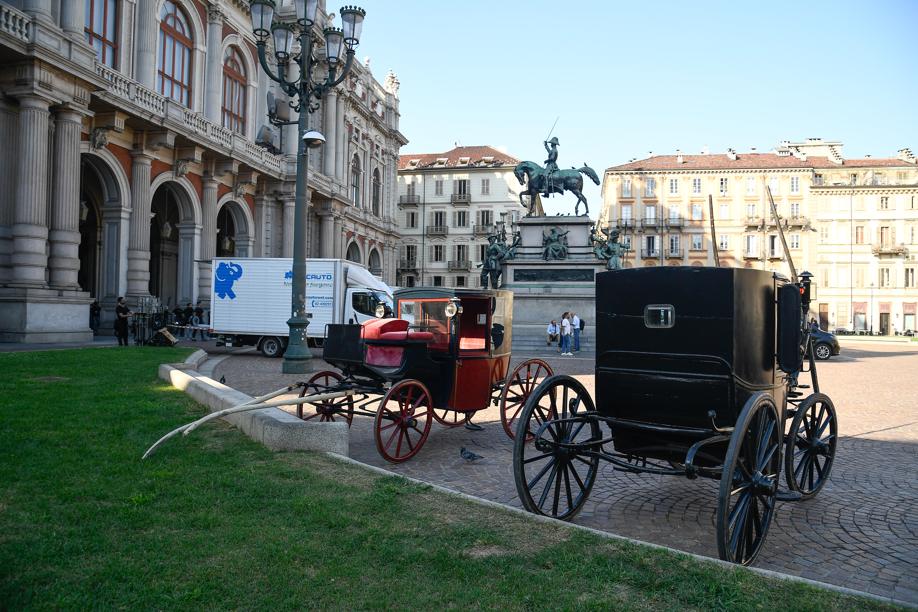 «Il Gattopardo» Netflix a Torino: carrozze e madamin in piazza Carlo Alberto