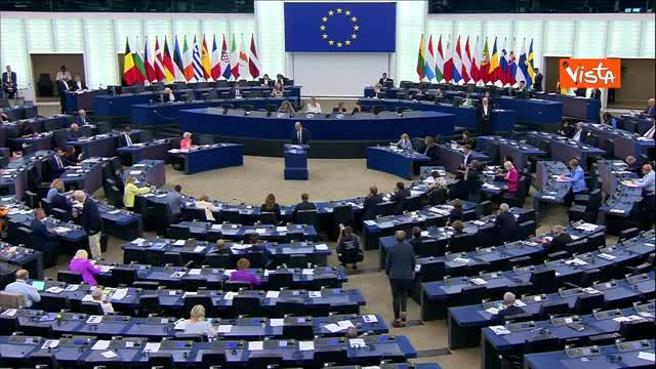 Strasburgo, 13 settembre 2023
"Presidente von der Leyen, abbiamo ascoltato una sorta di manifesto elettorale. In parte condivisibile, in parte no, in parte in estremo ritardo. Ecco allora le nostre priorità per i prossimi mesi". Così il capodelegazione di Fratelli d'Italia-Ecr al Parlamento europeo, Carlo Fidanza, intervenendo in plenaria a Strasburgo durante il dibattito sul discorso sullo Stato dell'Unione. "Occorre riformare la governance economica mettendo al centro crescita e investimenti, interrompendo i continui insensati rialzi dei tassi da parte della Bce che non abbattono l'inflazione ma causano recessione. Occorre una transizione ecologica fondata sul realismo e non su obiettivi ideologici che uccidono manifattura e agricoltura, consegnandoci mani e piedi alla Cina. Occorre ridurre la proliferazione normativa che uccide le nostre imprese con vincoli e burocrazia e riportare in Europa le produzioni strategiche", ha aggiunto. "Infine, dopo le decisioni assunte ieri dai governi francese e tedesco - a proposito, su questo la sinistra delle porte aperte non ha niente da dire? - rendono sempre più urgente una soluzione concreta contro il traffico di esseri umani e contro l'immigrazione illegale che rende insicure le nostre città. Dalle parole ai fatti", ha concluso Fidanza.
Fonte video: Ecr