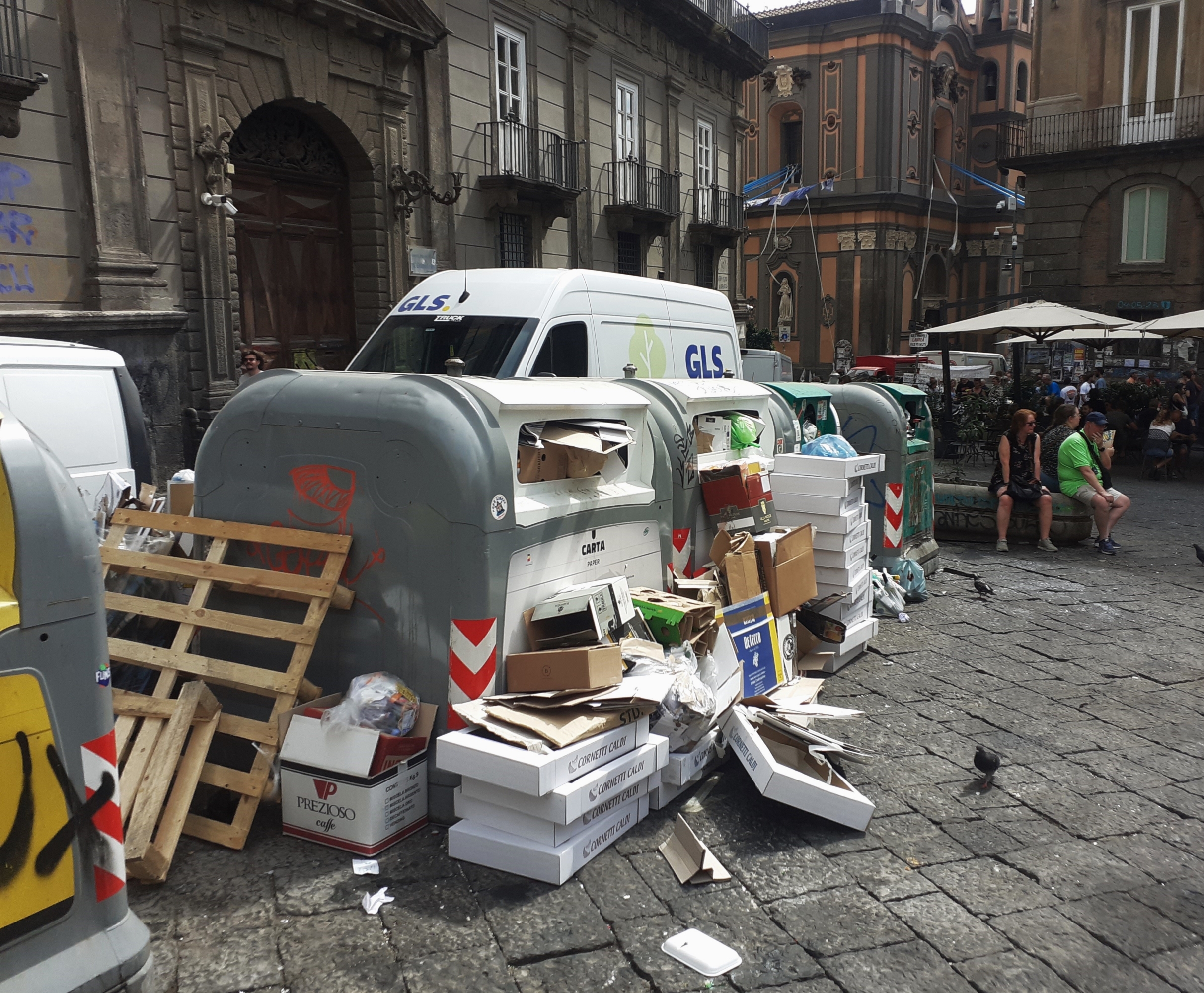 Napoli, tavolini e immondizie invadono San Domenico: piazza senza regole e controlli