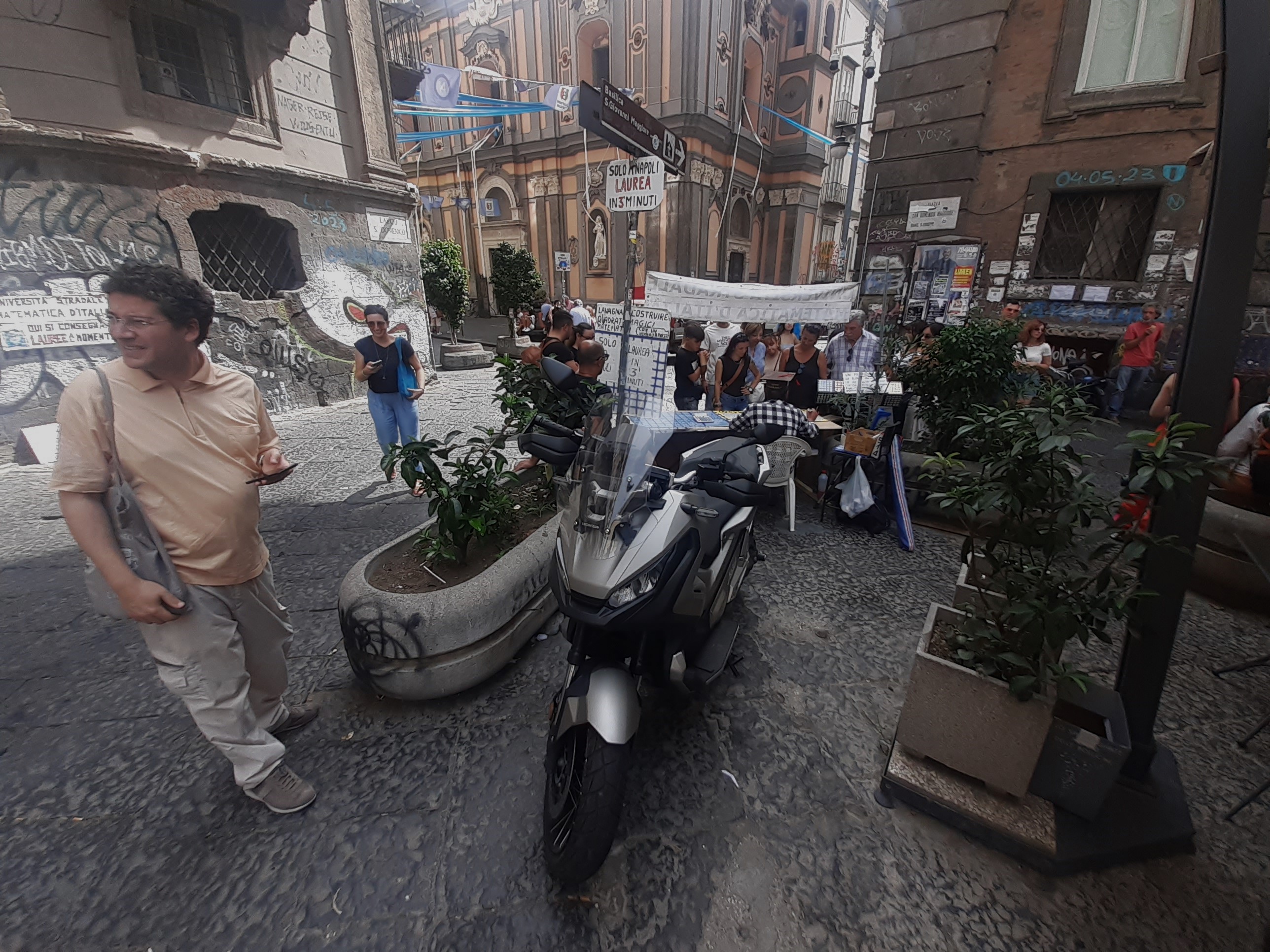 Napoli, tavolini e immondizie invadono San Domenico: piazza senza regole e controlli