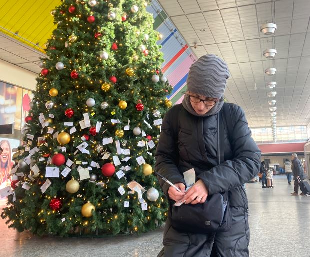 L'Albero di Natale di Porta Nuova che custodisce i sogni e le speranze dei  torinesi