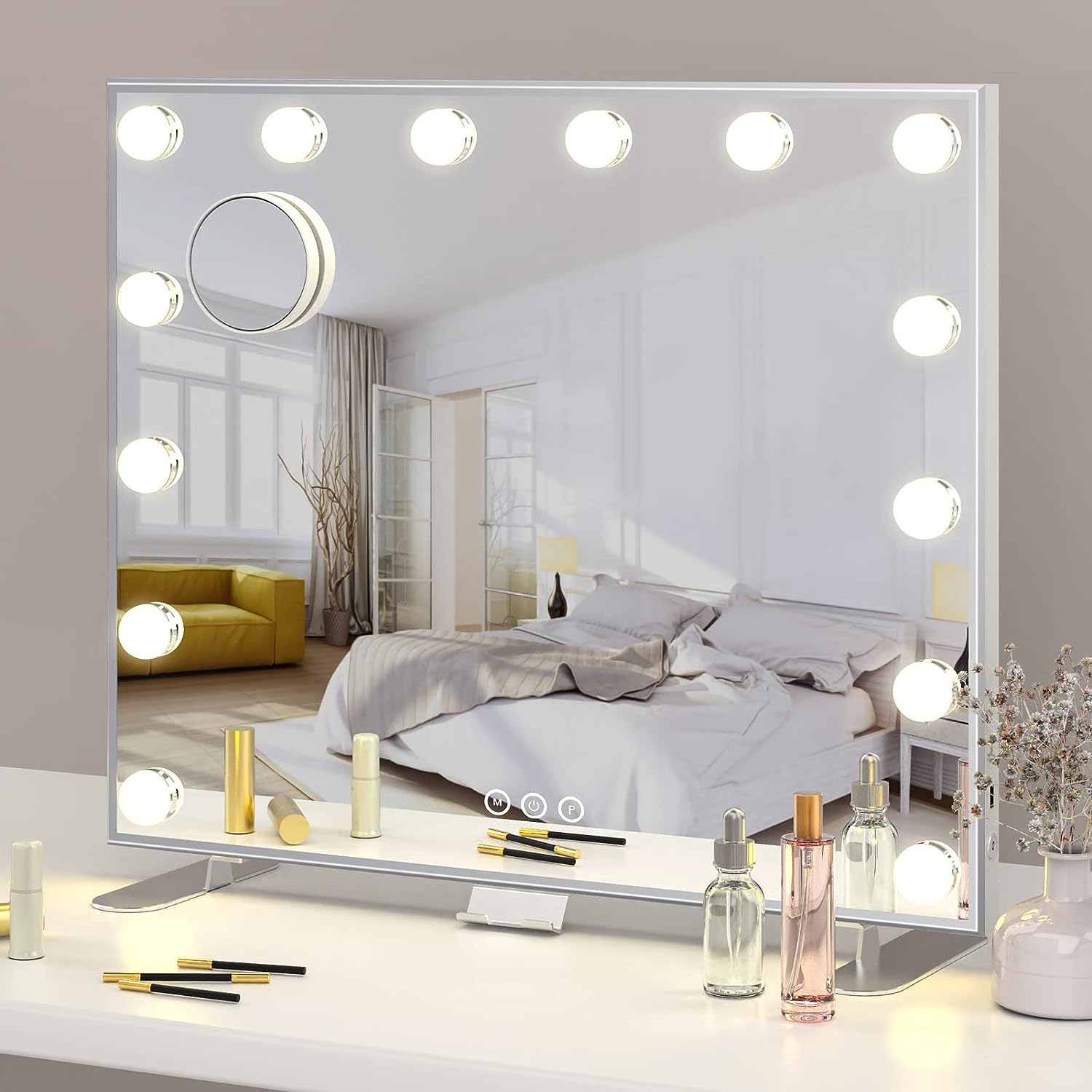 Specchi con luci e sedie per make-up: prendersi cura di sé in ogni angolo  della casa