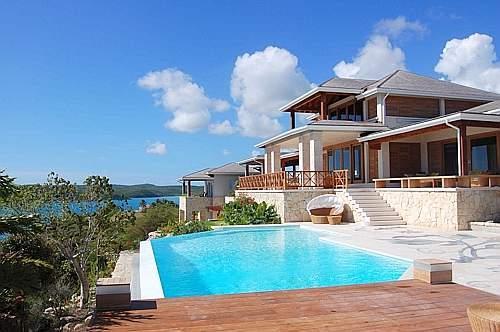 Ai Caraibi Berlusconi aveva altre due proprietà immobiliari. Anche in questo caso, la proprietà era diretta e non tramite la società immobiliare. Nel 2010 Berlusconi voleva venderle, ma un’inchiesta di Report sugli investimenti immobiliari sull’isola, che è un paradiso fiscale, per il valore di 22 milioni di euro, mandò all’aria il progetto.
