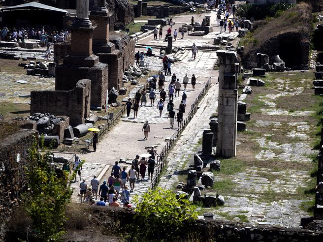 Turisti visitano i Fori imperiali a Roma (foto Angelo Carconi / Ansa)