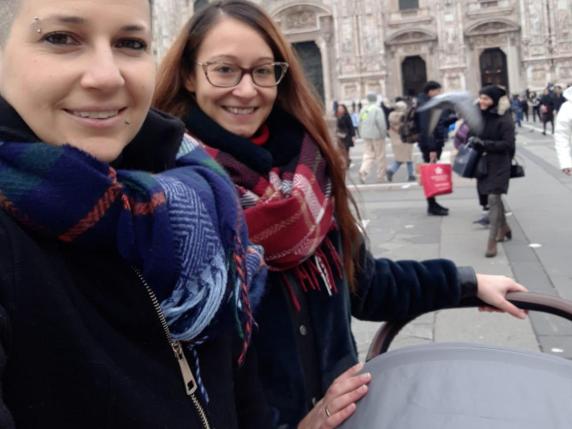 Bambini con due mamme, i giudici d’Appello correggono il Tribunale: sull’atto di nascita del figlio solo la gestante può essere indicata come genitrice