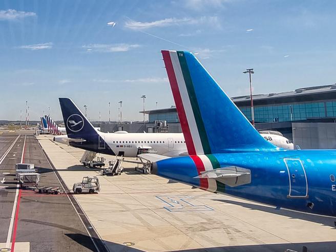 Le code degli Airbus di Ita Airways e Lufthansa all’aeroporto di Roma Fiumicino (Ansa)