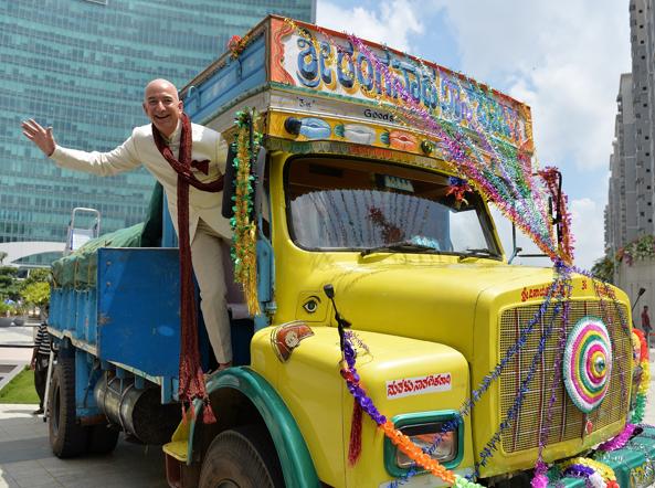 Jeff Bezos in India. Il suo successo nasce a Seattle nel 2001, anno in cui lancia Amazon Marketplace, che permette ai clienti di vendere libri, cd, dvd e altri prodotti sia nuovi che usati (foto Getty Images)