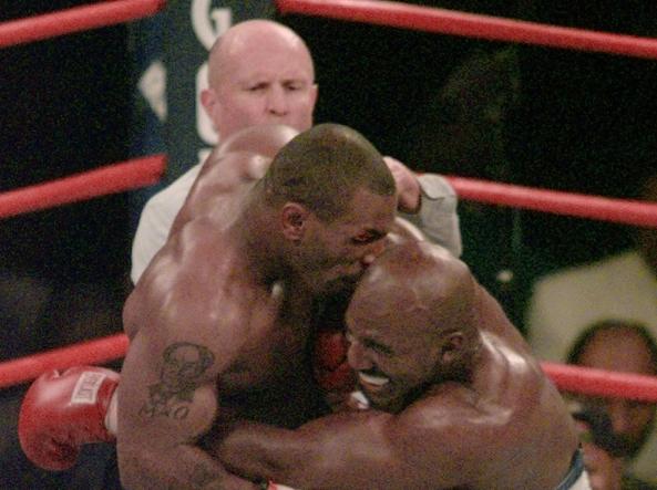 28 giugno 1997, Mgm Grand, Las Vegas, Nevada: Mike Tyson morde Evander Holyfield (Ap)