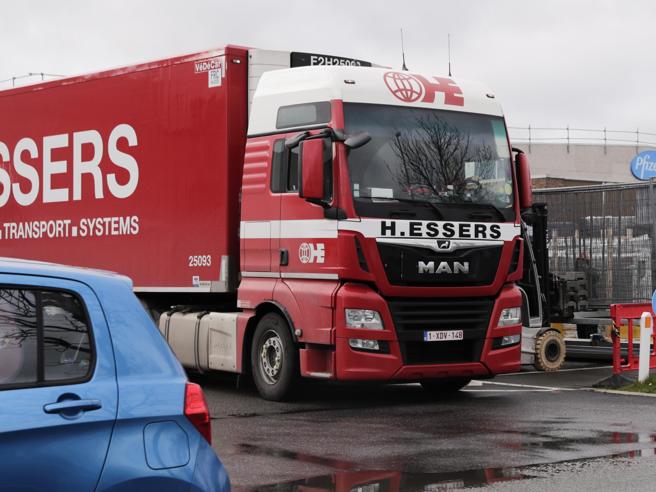 Un camion con dosi di vaccino esce da uno stabilimento Pfizer in Belgio (Hoslet/Epa)