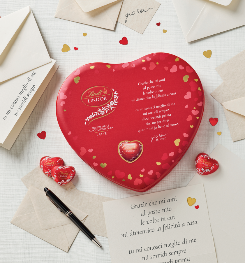 San Valentino 2024, scatole a forma di cuore e cioccolatini di
