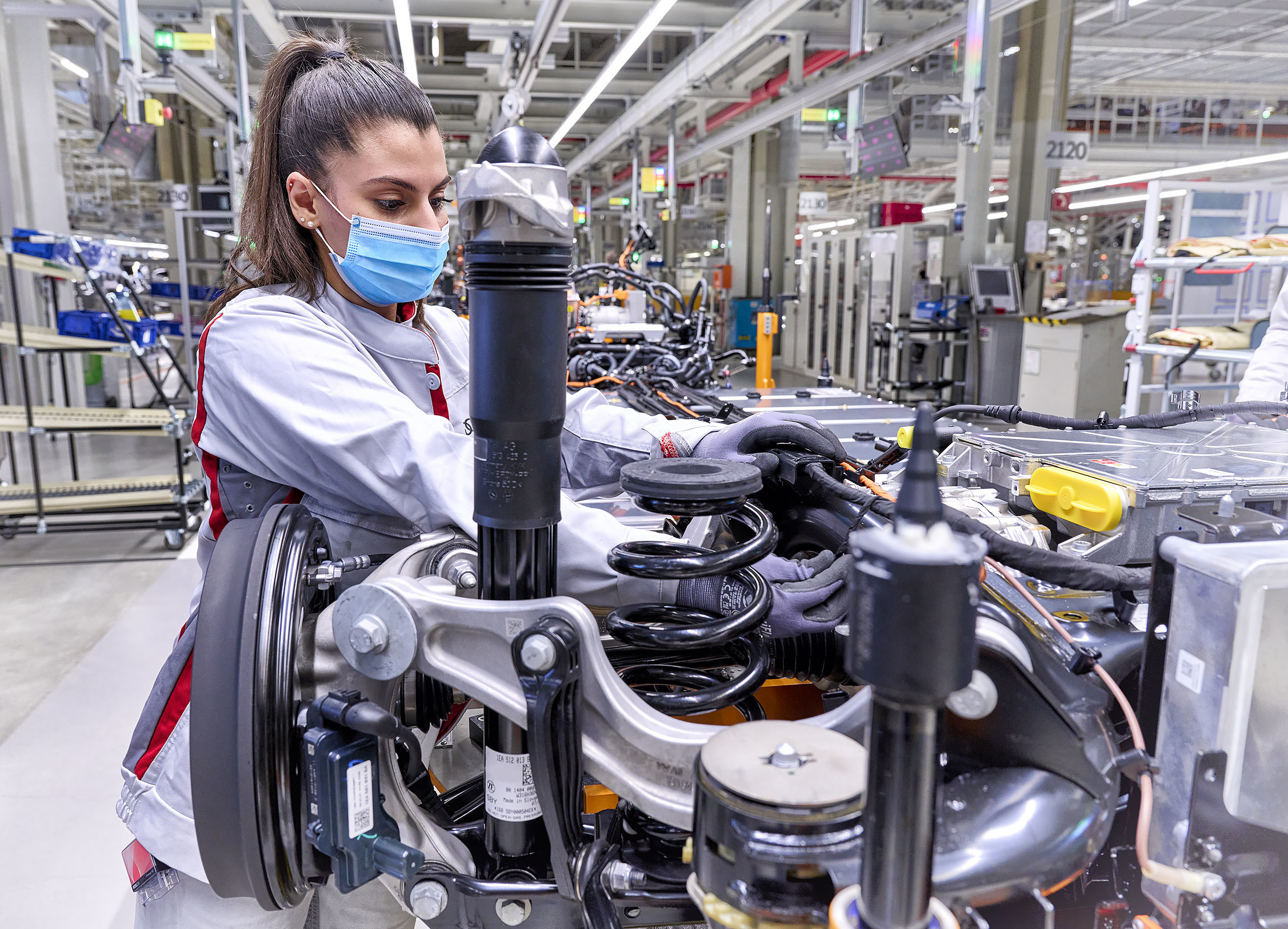 INIZIA IN GERMANIA LA PRODUZIONE DEL PRIMO SUV COMPATTO ELETTRICO AUDI FABBRICA AUTOMOBILI ELETTRICHE STABILIMENTO INDUSTRIA AUTOMOBILISTICA LAVORO OPERAIA - INIZIA IN GERMANIA LA PRODUZIONE DEL PRIMO SUV COMPATTO ELETTRICO AUDI - fotografo: IMAGOECONOMICA