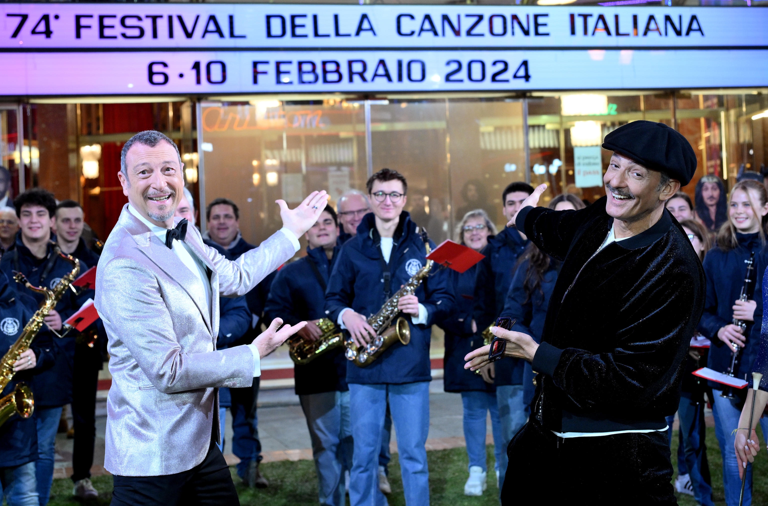 Rosario Fiorello e Amadeus (S) durante la trasmissione  ''Viva Rai2!'', Sanremo, 05 febbraio 2024.   ANSA/ETTORE FERRARI