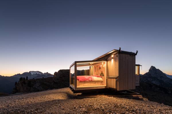 Casette di vetro sulle Dolomiti, paradiso o sfregio? Le casette di vetro sulle Dolomiti infiammano  i partiti