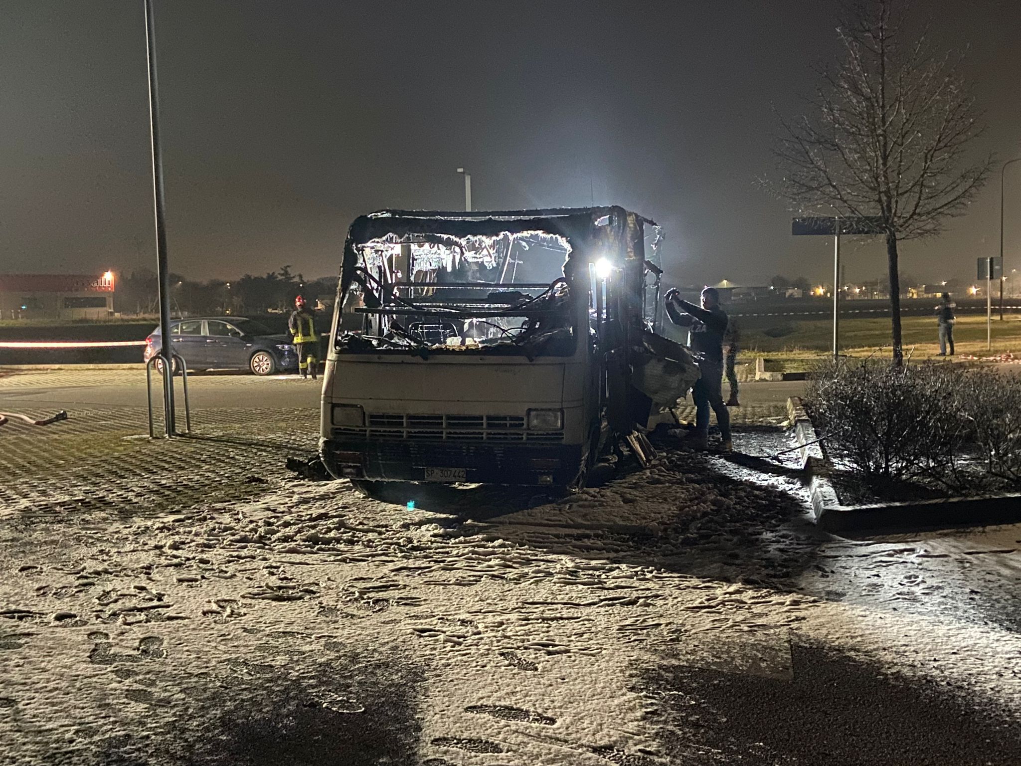 Ferrara, camper prende fuoco nel parcheggio Decathlon ed esplode: due morti