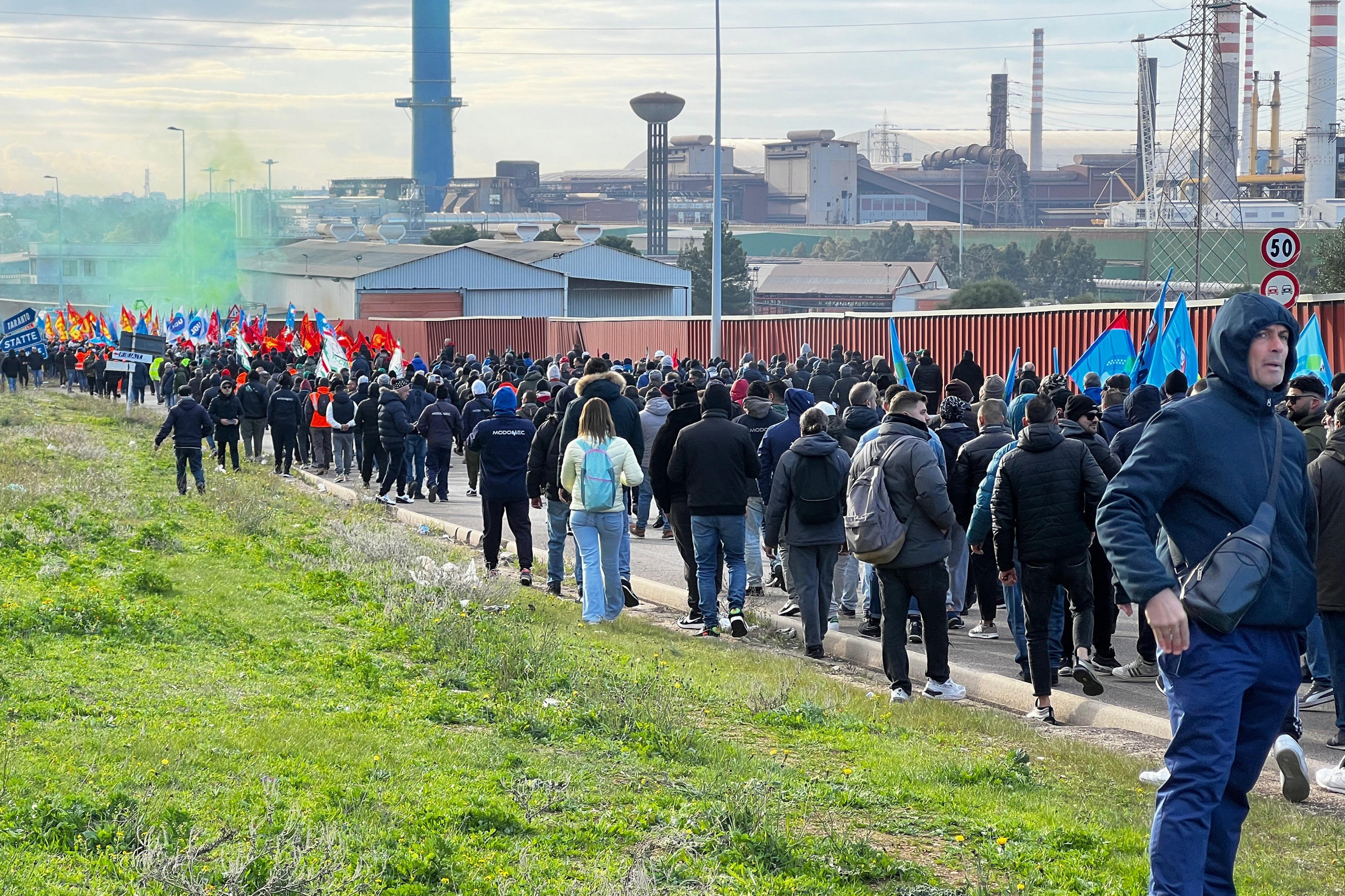 EX ILVA, MANIFESTAZIONE DI PROTESTA A TARANTO PER IL RISCHIO DI CHIUSURA STABILIMENTO. MANIFESTANTI - EX ILVA, MANIFESTAZIONE DI PROTESTA A TARANTO PER IL RISCHIO DI CHIUSURA - fotografo: DE GIGLIO IMAGOECONOMICA