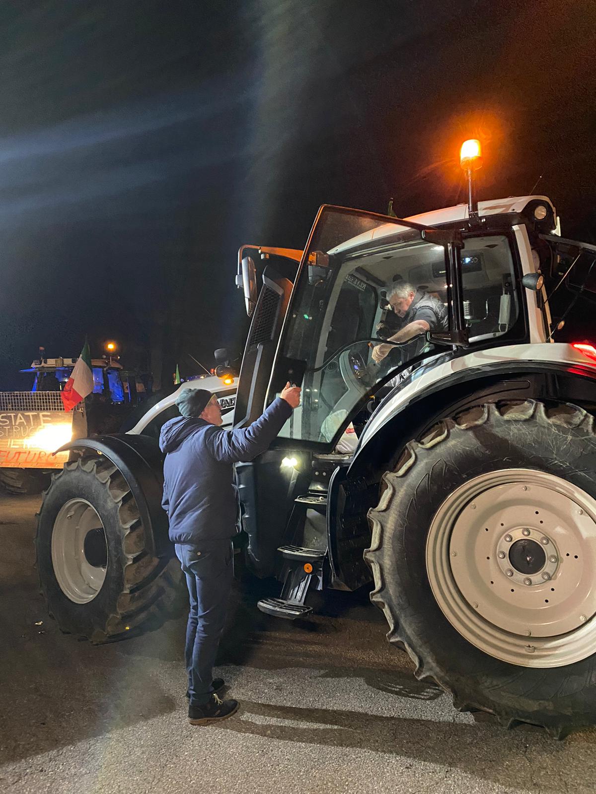 Nessun agricoltore sul palco, a Sanremo verrà letta una nota. Ma in serata partiti 15 mezzi