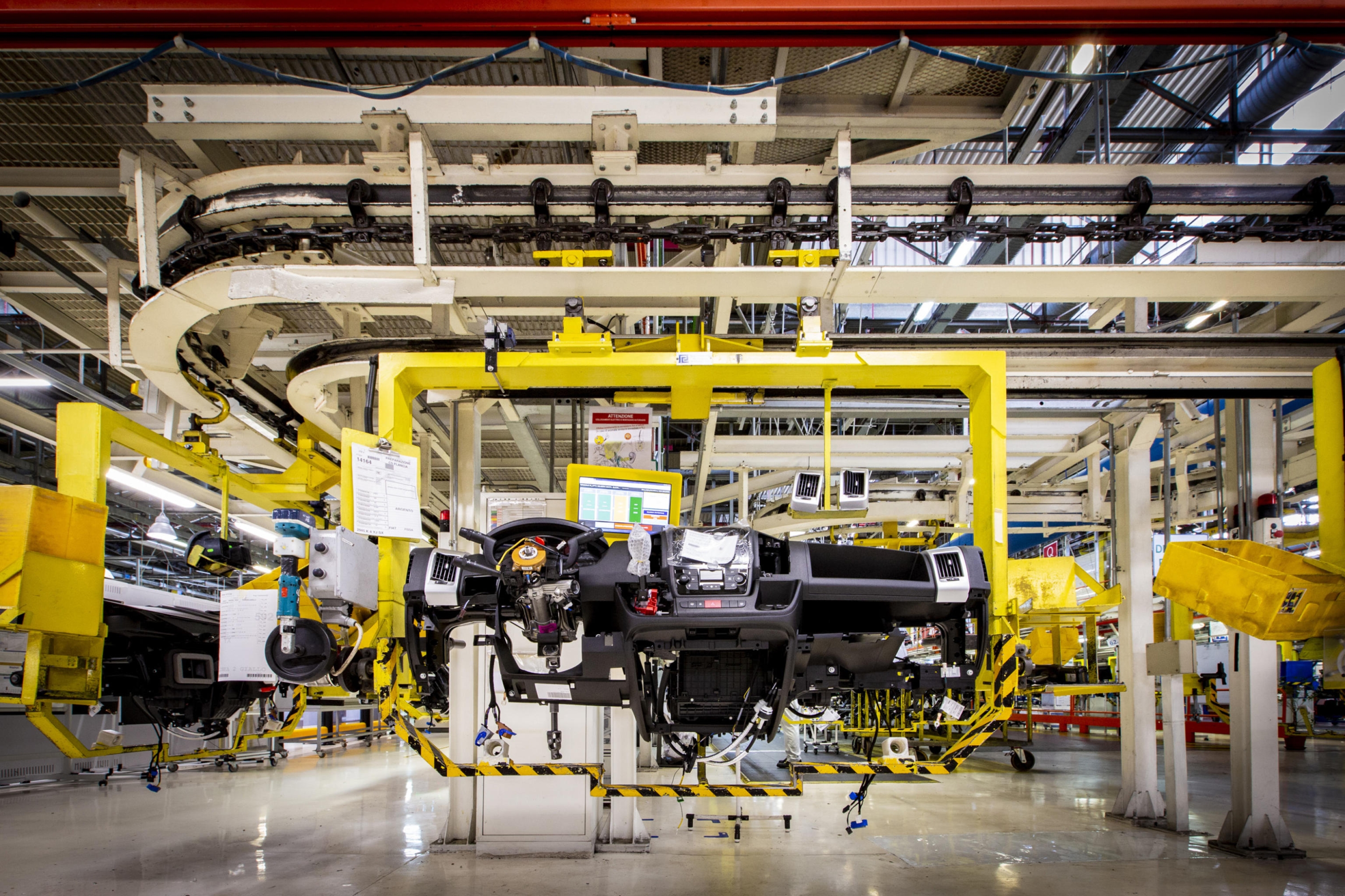Parte ad Atessa, in Abruzzo, la produzione della nuova generazione di furgoni Stellantis di grandi dimensioni, Fiat Professional Ducato, Peugeot Boxer, Citroën Jumper e Opel/Vauxhall Movano e Toyota Proace Max. L'85% sarà esportato dall'Italia in 75 Paesi. Nello stabilimento, dove dal 1981 sono stati prodotti 7,3 milioni di veicoli commerciali leggeri, sono presenti l'amministratore delegato Carlos Tavares, e Jean Philippe Imparato, responsabile della Pro One Business Unit. La fabbrica di Atessa ha un ruolo centrale nel piano strategico Dare Forward 2030 di Stellantis ed è cruciale per il successo della strategia mondiale Pro One - coordinata da Torino - che mira a raddoppiare i ricavi delle vendite di veicoli commerciali leggeri entro il 2030, rispetto al 2021 e che genera un terzo dei ricavi netti del gruppo, 23 gennaio 2024. ANSA/US STELLANTIS +++ NPK +++ NO SALES, EDITORIAL USE ONLY +++