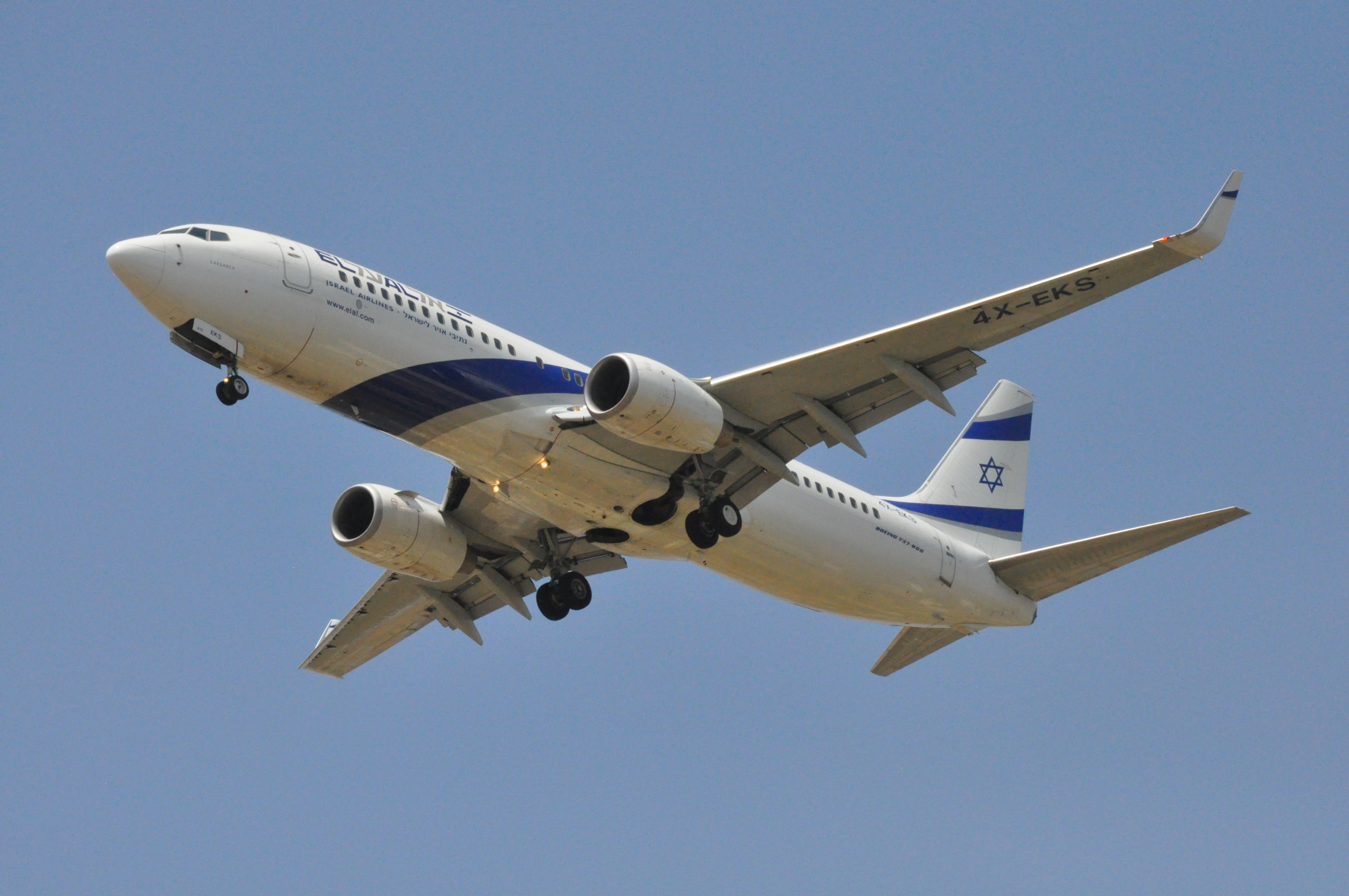 Aerei, passeggero tenta di entrare in cabina di pilotaggio: volo per Tel Aviv dirottato in Grecia