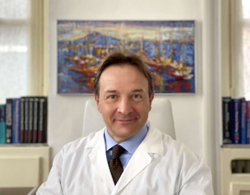 Prof arrestato a Torino per molestie, le regole di 11 allieve per evitare gli abusi. «Mai da sola in ufficio e non stargli vicino»