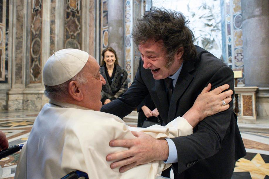 Javier Milei a Roma: la messa in Vaticano e l'abbraccio con il Papa alla canonizzazione della prima santa argentina