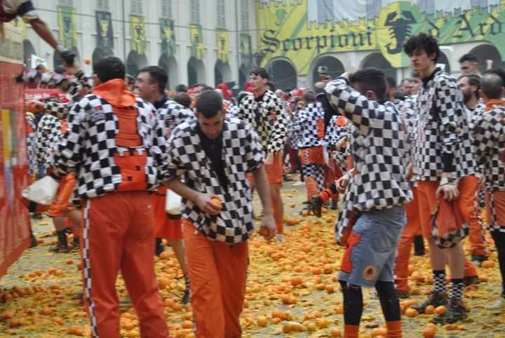Carnevale di Ivrea 2024, al via la Battaglia delle arance