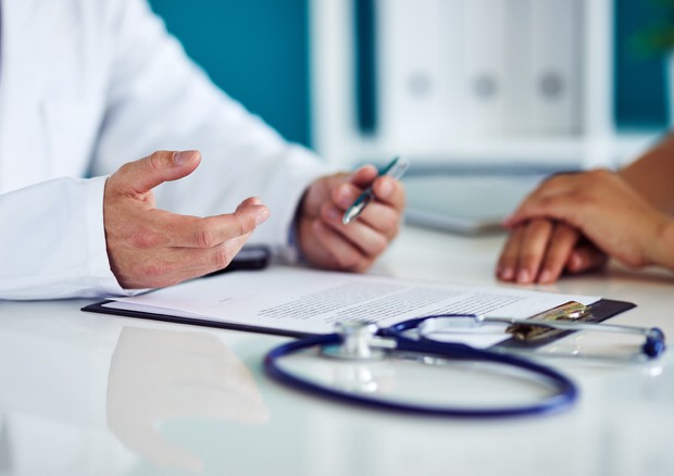 Truffa all'assicurazione, medico fattura complesse operazioni chirurgiche al posto di infiltrazioni: sequestrati 400 mila euro
