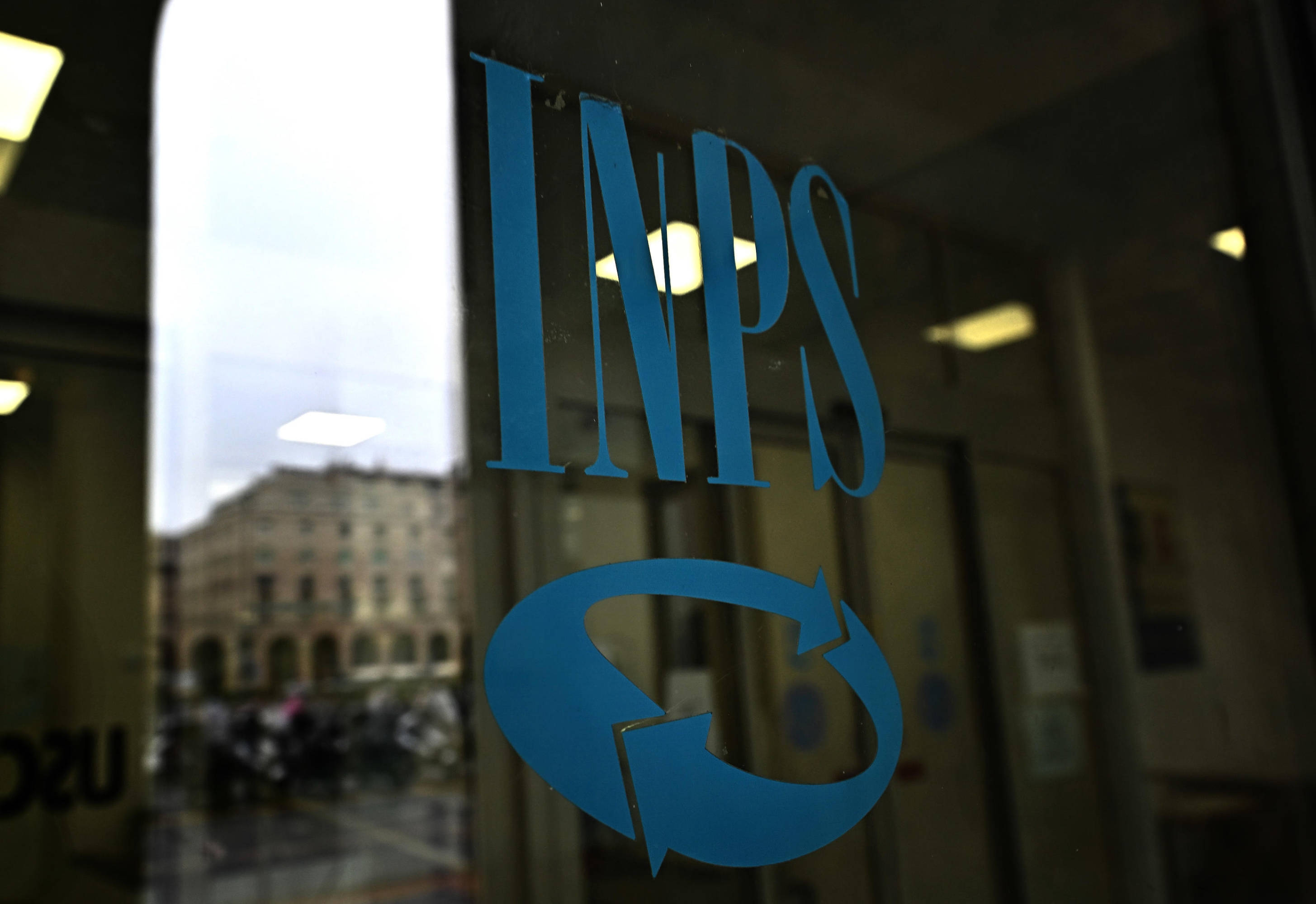 Veduta esterna della sede Inps in piazza della Vittoria a Genova, in una foto d'archivio del primo marzo 2023. ANSA/LUCA ZENNARO  (pensioni, previdenza, generiche, simbolica)