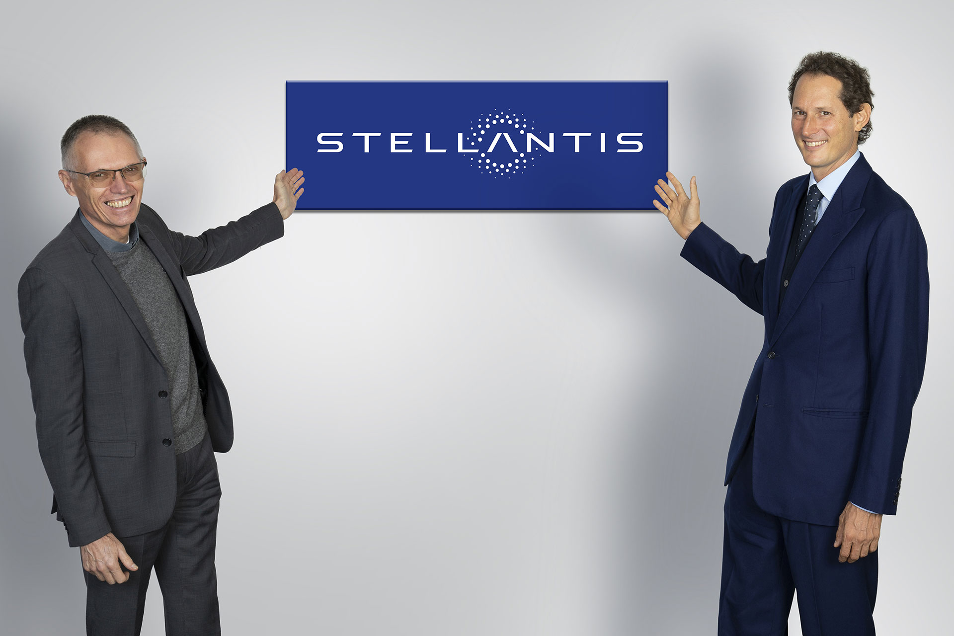 Stellantis: agli azionisti 23 miliardi in tre anni, per Exor quasi 3 miliardi di dividendi. Il nodo investimenti