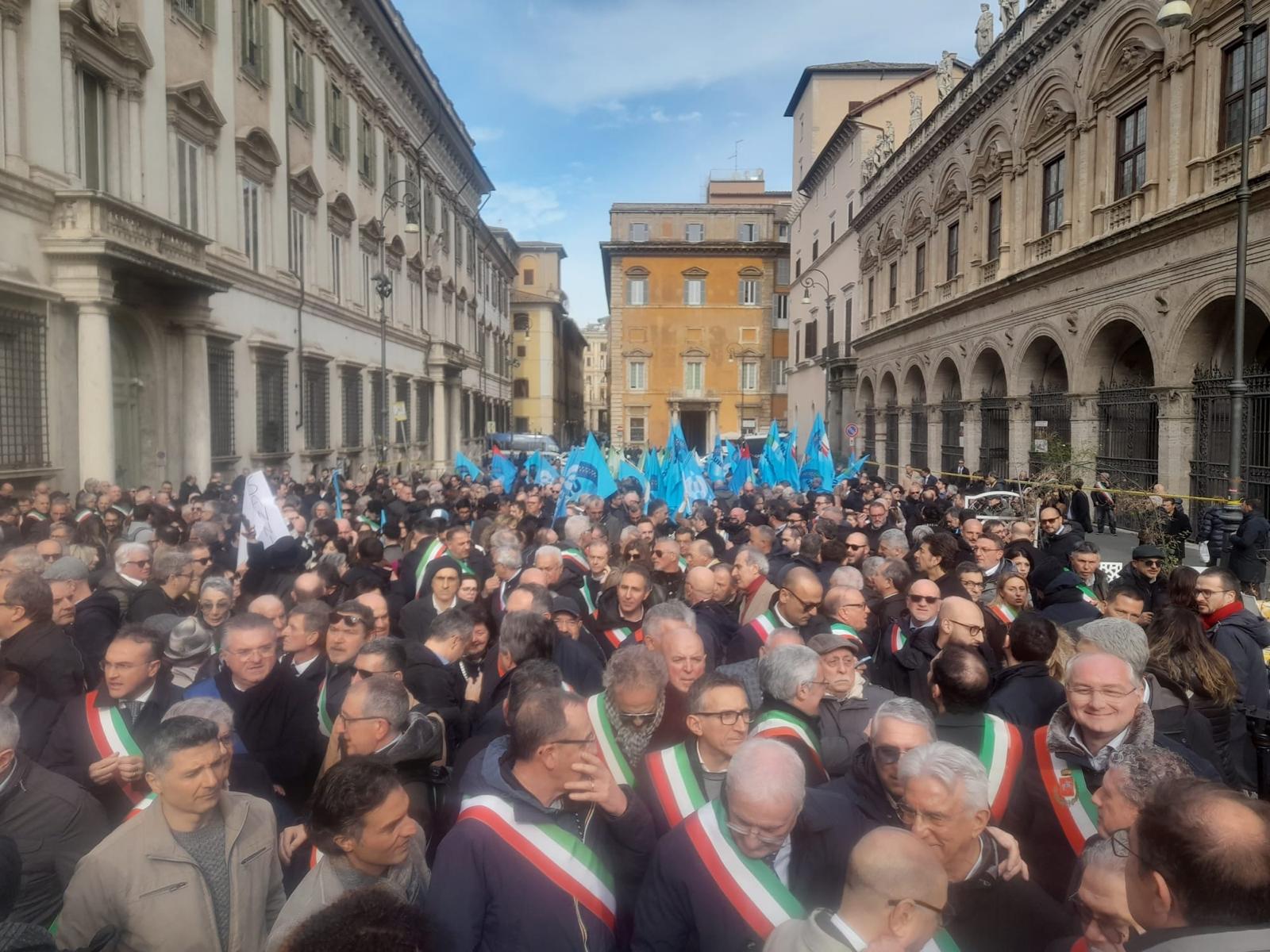 Roma, al via la manifestazione di De Luca contro l'Autonomia. In piazza sindaci (tranne Manfredi) e il Pd