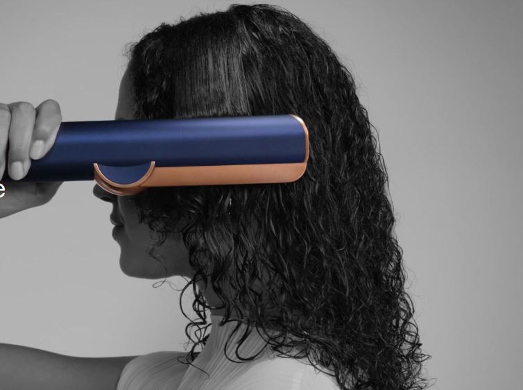 Dyson, ecco la piastra asciugacapelli Airstrait: con un solo gesto si asciuga e si crea la piega