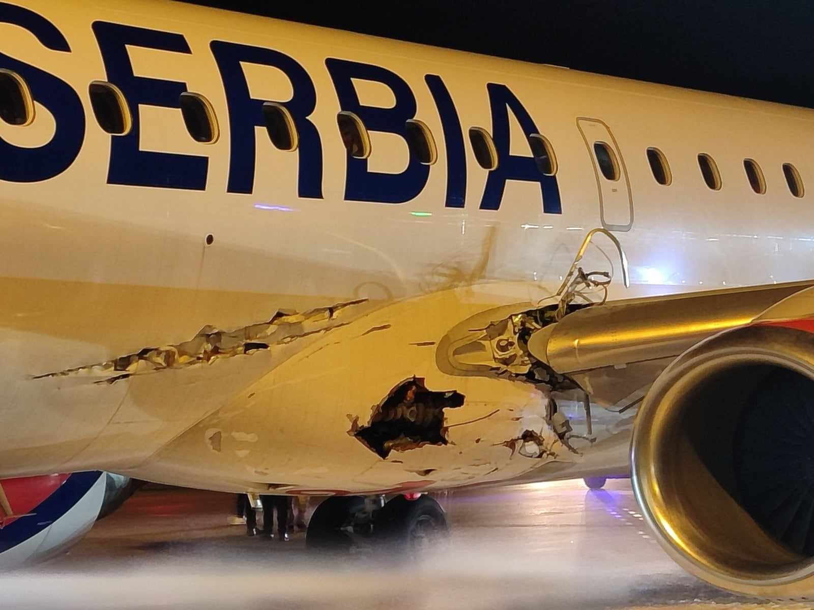 Il volo Air Serbia sbatte al decollo contro le luci della pista, danni alla fusoliera dell’aereo