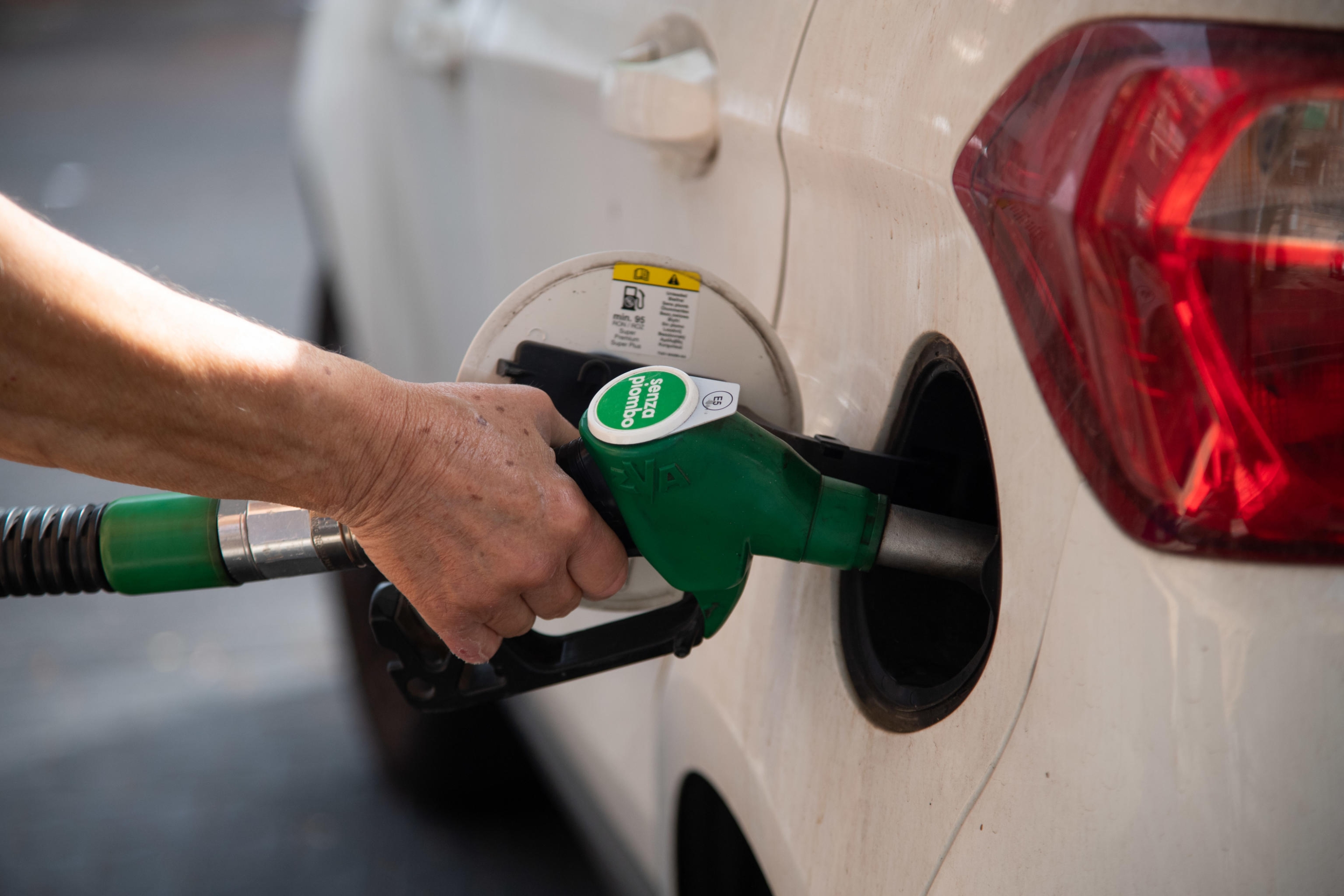 Un pieno di benzina costa già 5 euro in più rispetto a inizio anno: la denuncia di Assoutenti