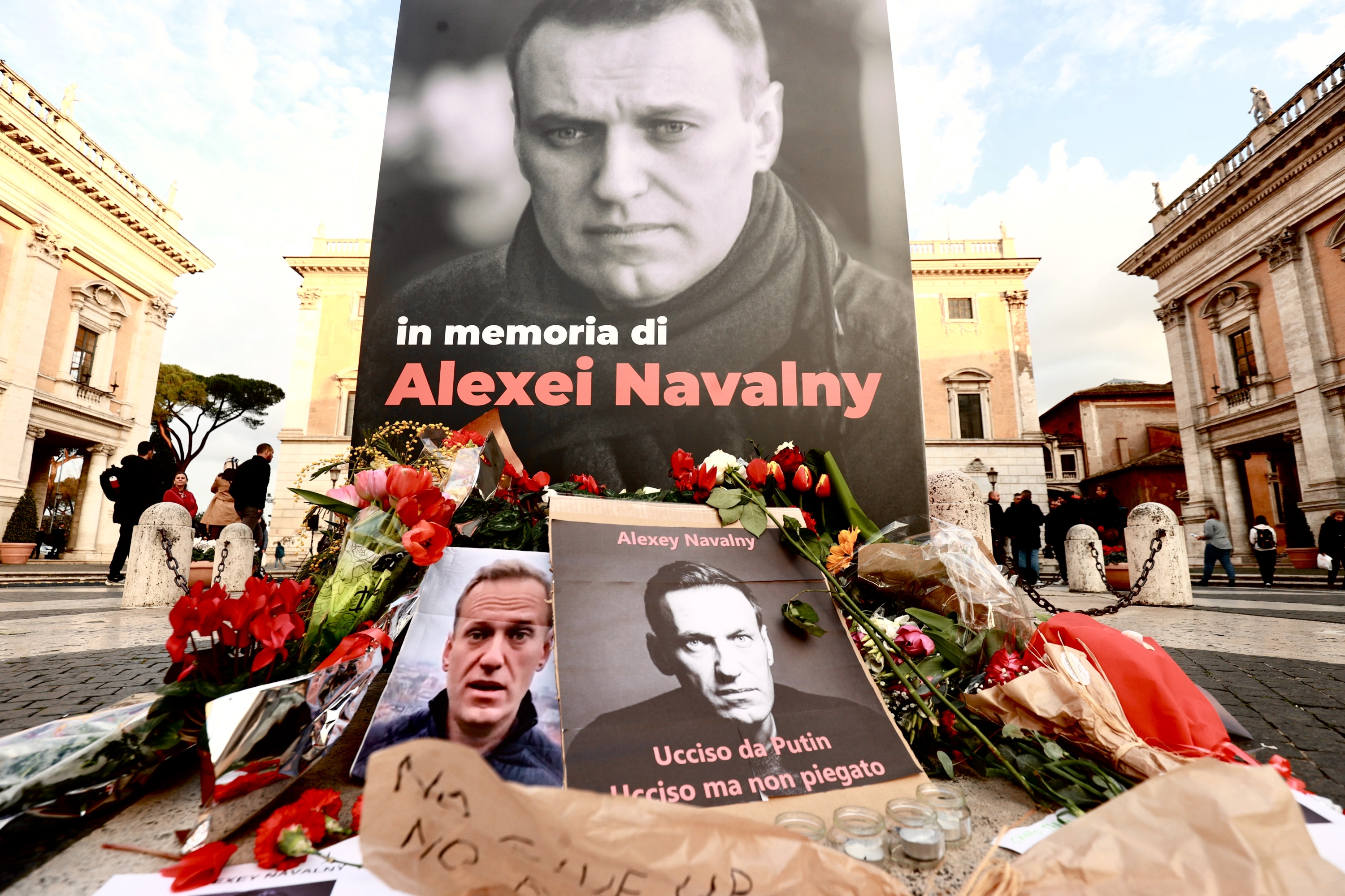 Fiaccolata a Roma in ricordo di Navalny: politici e cittadini in piazza del Campidoglio «per ricordare un eroe»