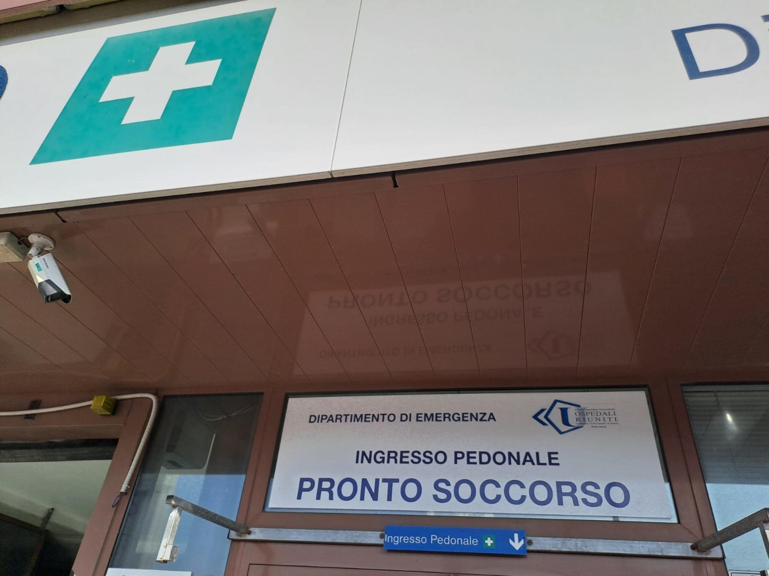 Il pronto soccorso dove è stato portato il 14 enne precipitato dal terzo piano dell'istituto superiore Savoia-Benincasa di Ancona, 17 febbraio 2024. ANSA / Daniele Carotti
