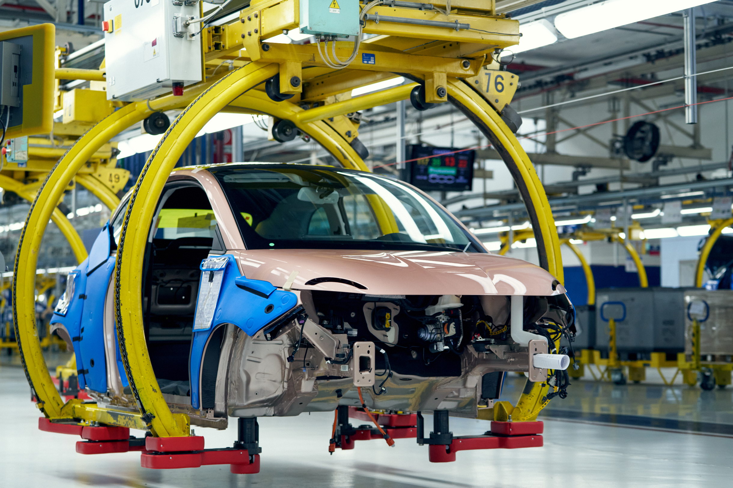 FIAT FCA STABILIMENTO
 MIRAFIORI
 INDUSTRIA 
 AUTOMOBILISTICA
 CATENA DI MONTAGGIO
 ASSEMBLAGGIO AUTOMOBILI AUTOMOBILE PRODUZIONE NUOVA 500 ELETTRICA