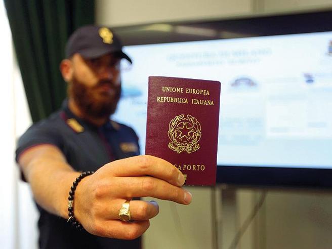 Caos passaporti, per le prenotazioni online attese di mesi. Associazioni turistiche: «In fumo 300 milioni di fatturato»
