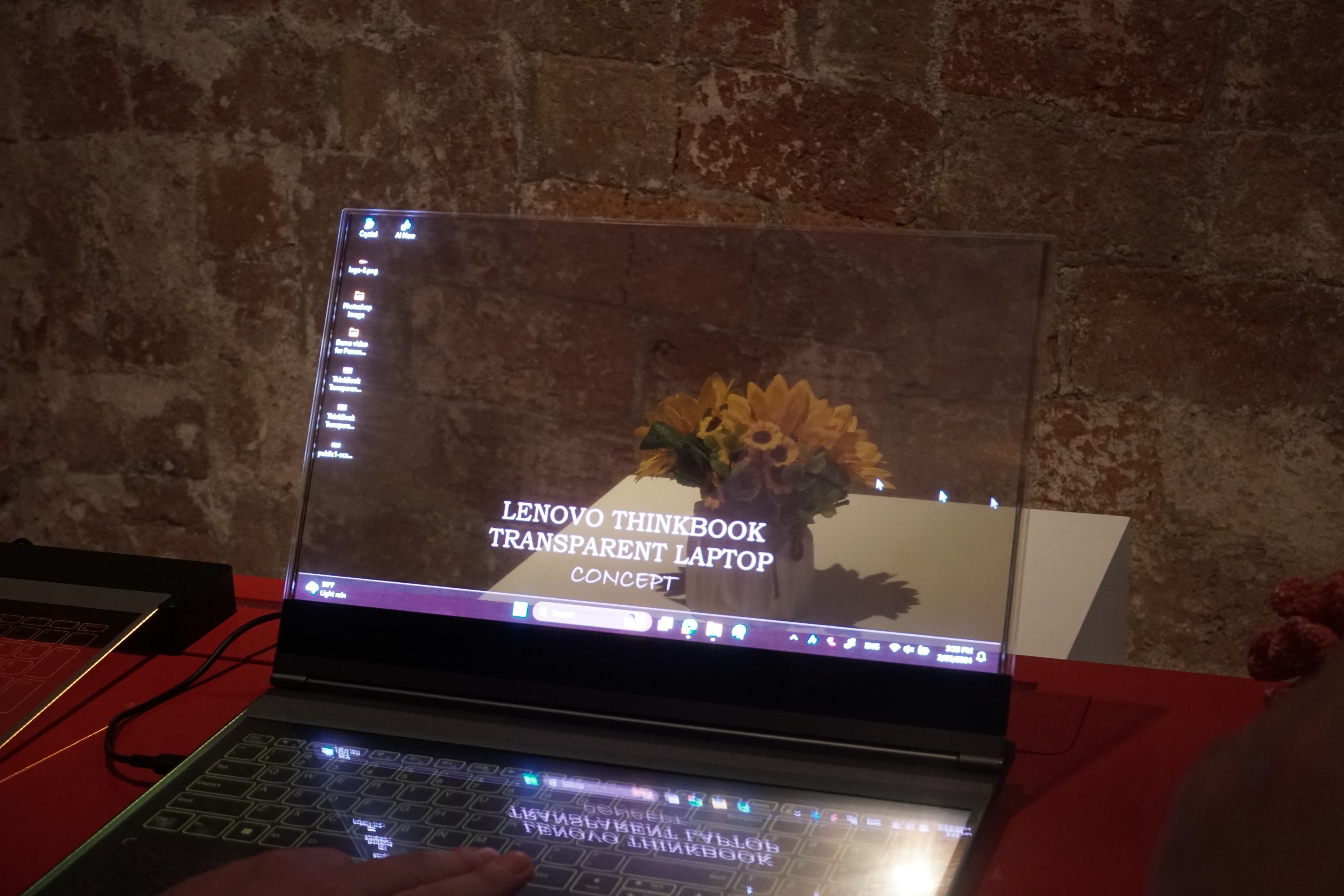 Lenovo presenta il laptop con lo schermo trasparente (che è anche aiutato da un'IA)
