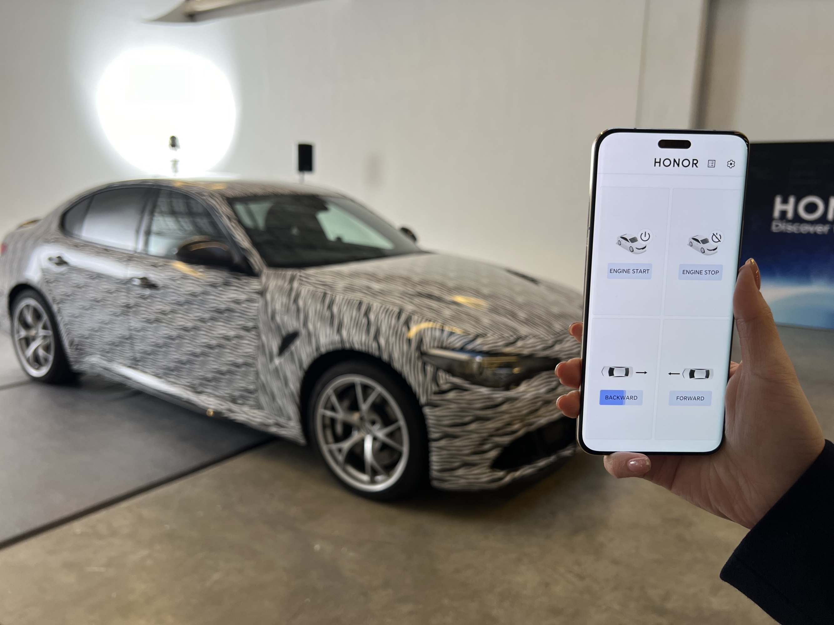 Abbiamo provato a muovere un'automobile con uno sguardo: la prova dell'eye tracking di Honor Magic 6 Pro