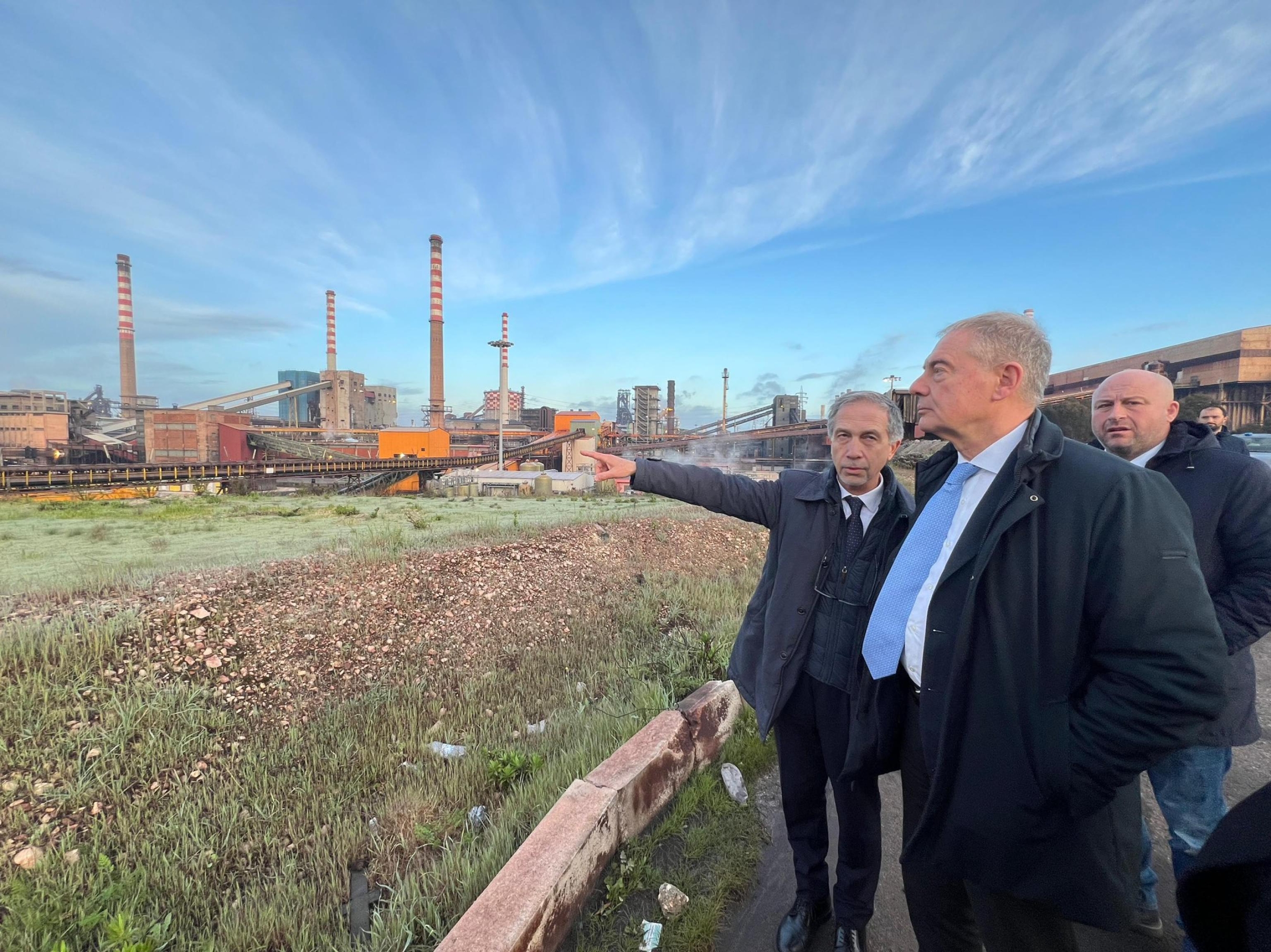 Il ministro Adolfo Urso all'ex Ilva di Taranto per visitare gli impianti e per parlare con i lavoratori, accompagnato dal commissario straordinario Giancarlo Quaranta, 27 febbraio 2024. X/ ADOLFO URSO +++ATTENZIONE LA FOTO NON PUO' ESSERE PUBBLICATA O RIPRODOTTA SENZA L'AUTORIZZAZIONE DELLA FONTE DI ORIGINE CUI SI RINVIA+++ NPK +++