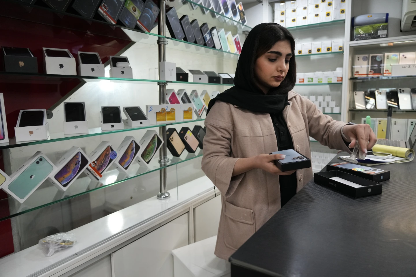 Truffa milionaria di iPhone in Iran: così centinaia di clienti sono stati ingannati
