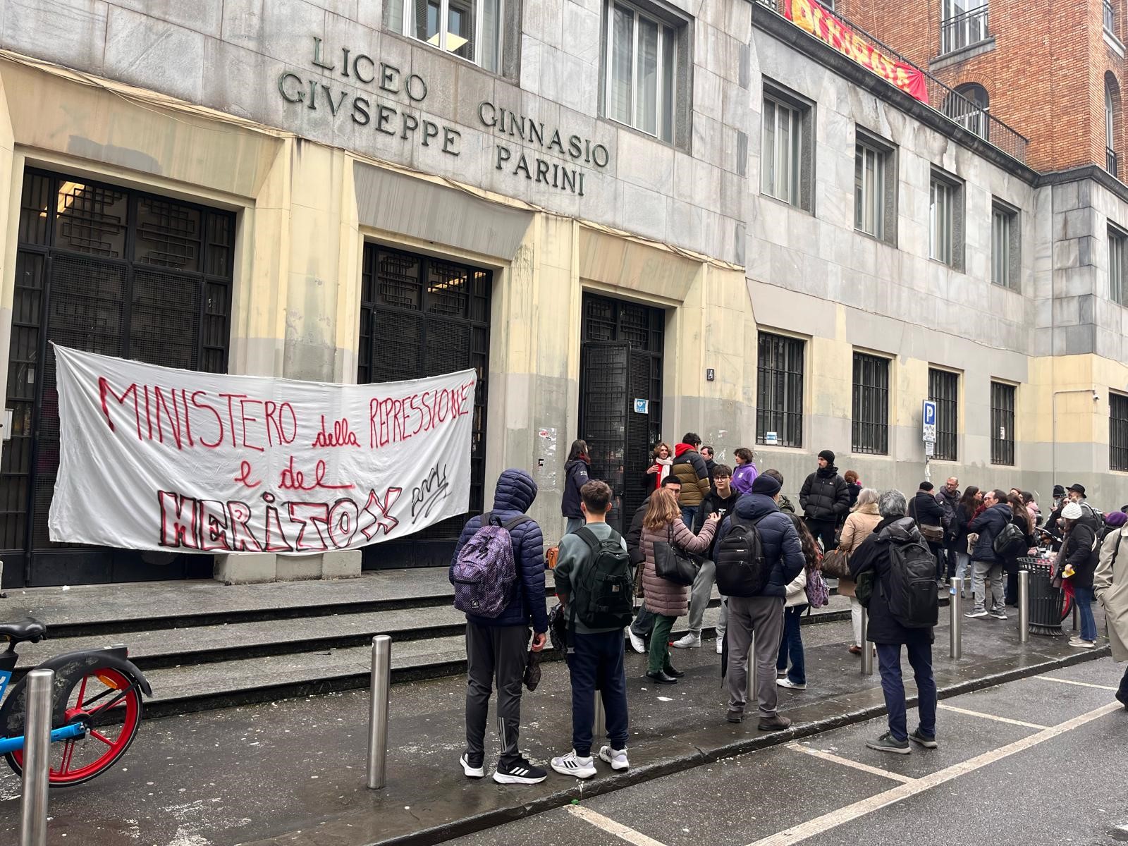 Milano, il liceo Parini occupato: prof tira un'ombrellata agli studenti. La protesta «contro scuola competitiva e abusi del governo»