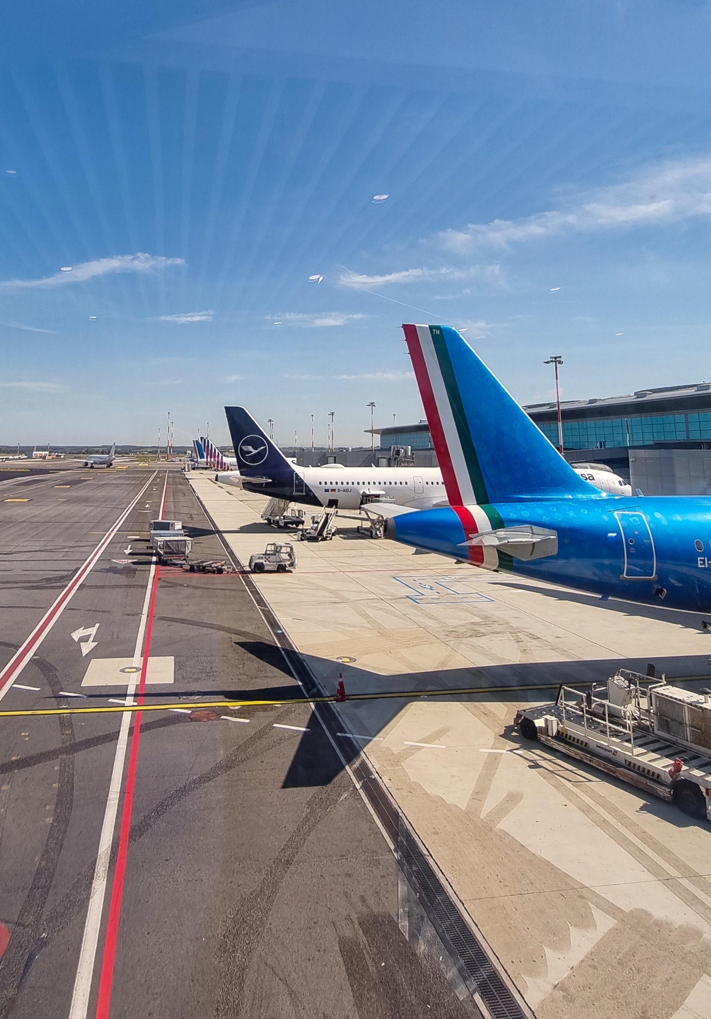 Aerei di Ita e Lufthansa all'aeroporto 'Leonardo Da Vinci' a Fiumicino (Roma), 25 maggio 2023. ANSA/TELENEWS
