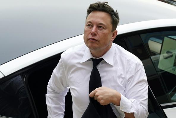 L’imprenditore sudafricano (con cittadinanza canadese, naturalizzato statunitense) Elon Musk, proprietario di Tesla, di Twitter e di SpaceX. Nell’ottobre 2022, ha raccontato pubblicamente di essere dimagrito grazie alla semaglutide
