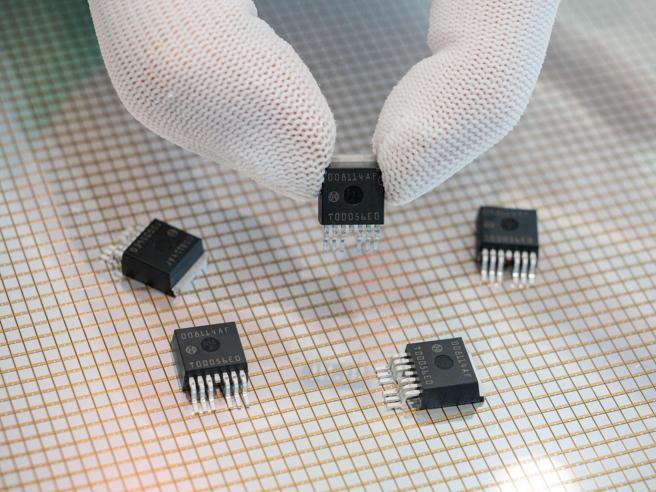 Una fabbrica di chip a Dresda, in Germania (Afp)