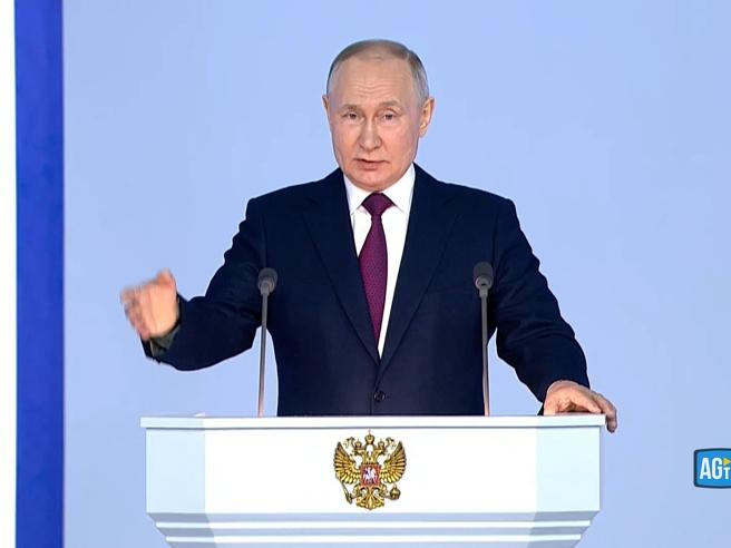 Russia, Putin: «Famiglia è unione tra uomo e donna, l’Occidente va verso catastrofe spirituale» Lo afferma il presidente russo Vladimir Putin nel suo messaggio alla nazione - AGTW