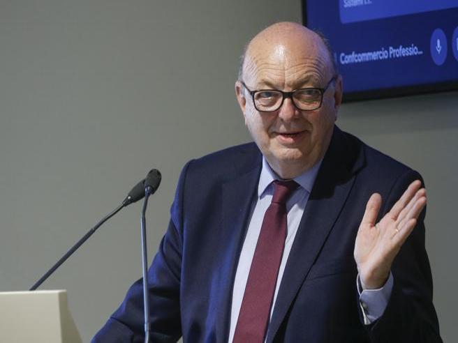 Pichetto Fratin: «Come si chiama il mio ministero? Ho giocato in tanti ruoli, l'errore ci sta» L'errore di trascrizione e il cambio in corsa - Corriere TV