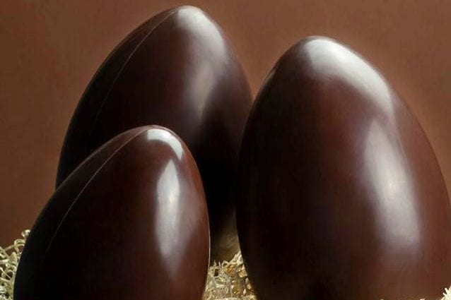 Uova di Pasqua più care, aumenti del 25% al supermercato: pesa la crisi del cacao